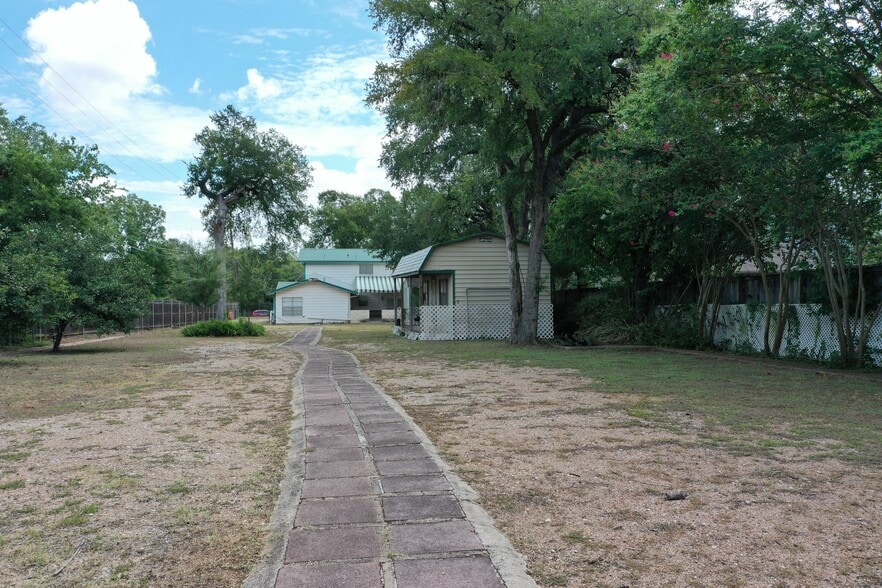 4005 Menchaca Rd. & 4004 Valley View Rd. portfolio of 2 properties for sale on LoopNet.ca - Building Photo - Image 2 of 8