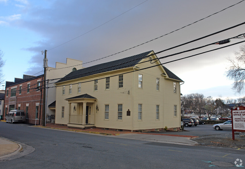 108 Church St SE, Leesburg, VA à vendre - Photo principale - Image 1 de 1