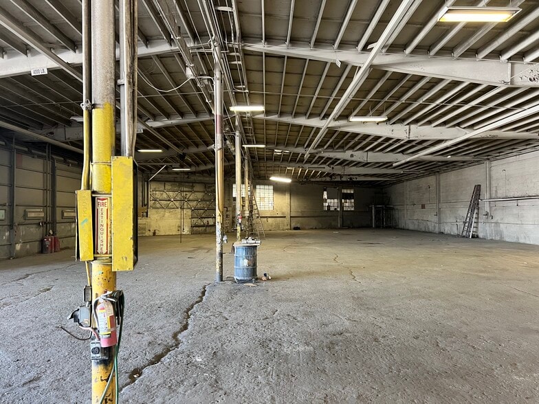 2021 E 25th St, Los Angeles, CA for sale - Building Photo - Image 2 of 14