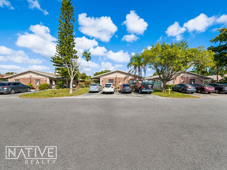201-221 NE 40th Ct, Oakland Park, FL à vendre - Photo du bâtiment - Image 1 de 25
