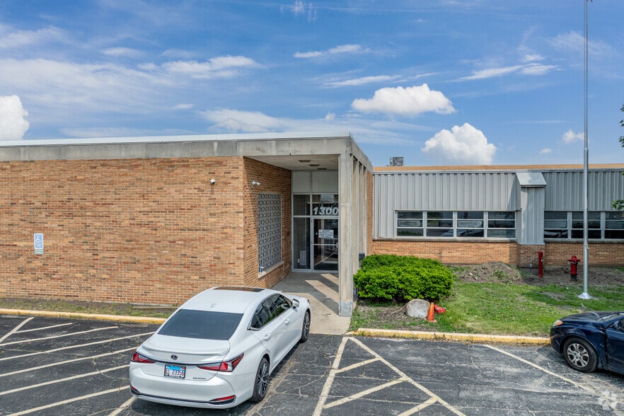 1288 S 7th St, Dekalb, IL for lease - Building Photo - Image 3 of 5
