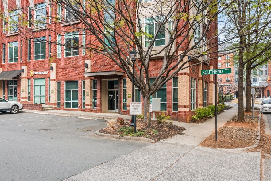 2133 Southend Dr, Charlotte, NC à louer - Photo du bâtiment - Image 1 de 27