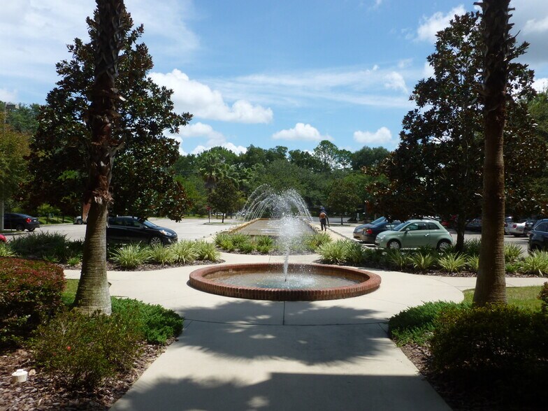 2850 NW 43rd St, Gainesville, FL à louer - Photo du bâtiment - Image 3 de 10