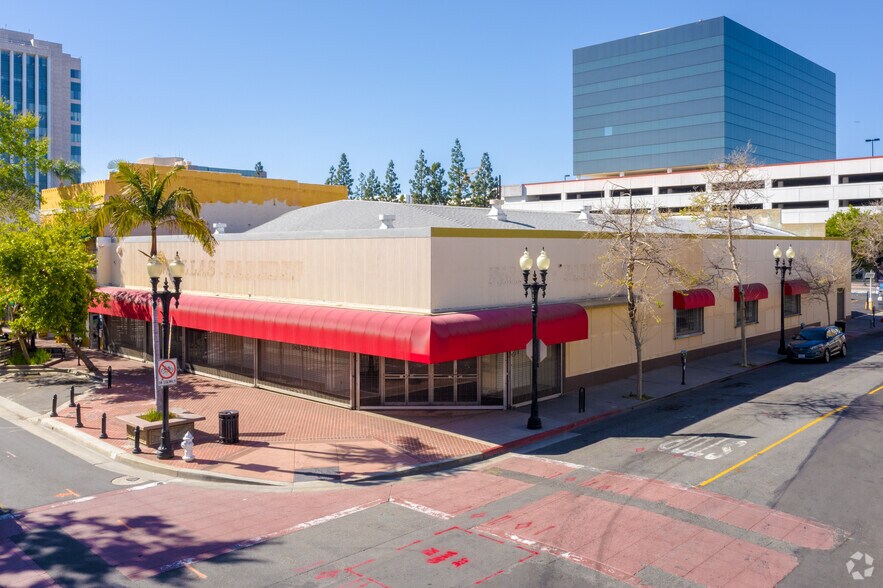 201 W 4th St, Santa Ana, CA à louer - Photo du bâtiment - Image 2 de 5