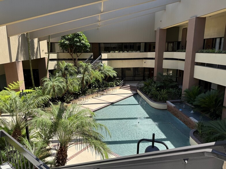 4425 Jamboree Rd, Newport Beach, CA à louer - Photo du bâtiment - Image 3 de 3