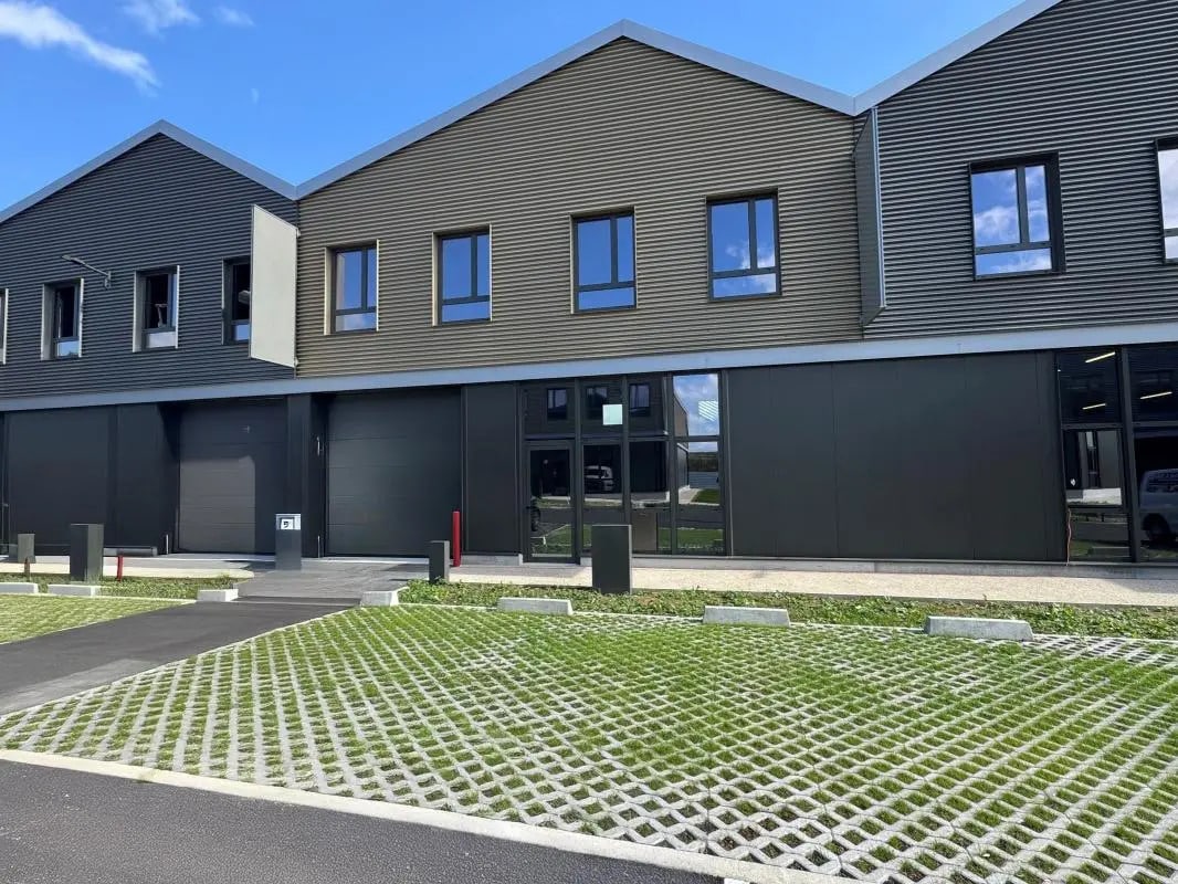 Flex in Groslay for lease Building Photo- Image 1 of 8