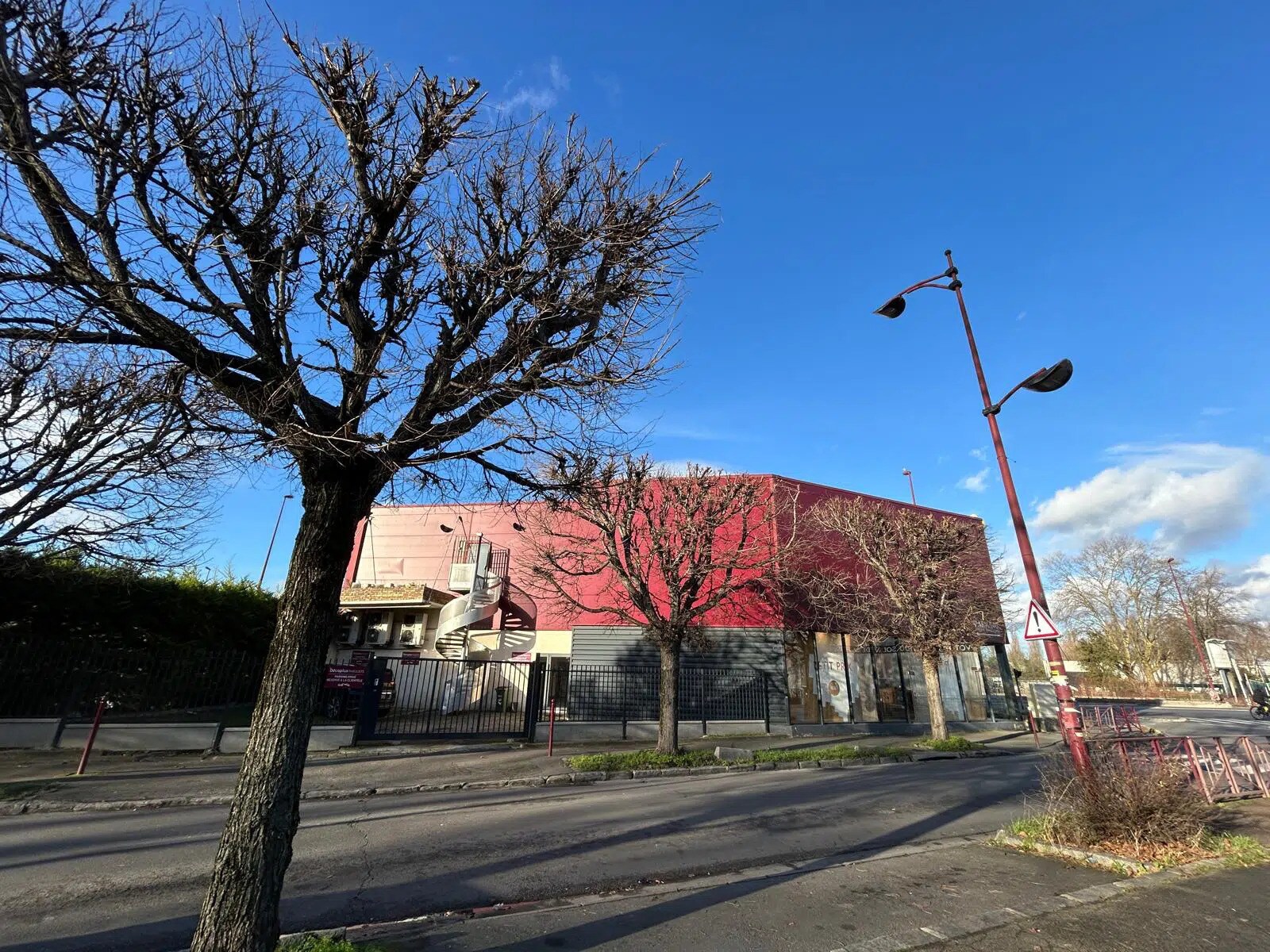 Retail in Bondy for sale Primary Photo- Image 1 of 5