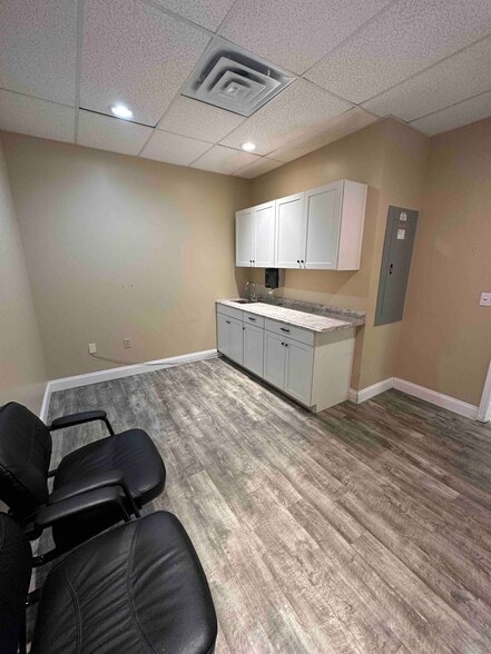 1815-1823 Health Care Dr, New Port Richey, FL for lease - Interior Photo - Image 3 of 6