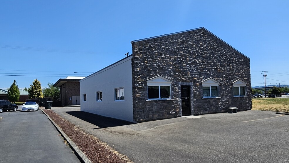 940 14th Ave, Longview, WA for lease - Building Photo - Image 2 of 8