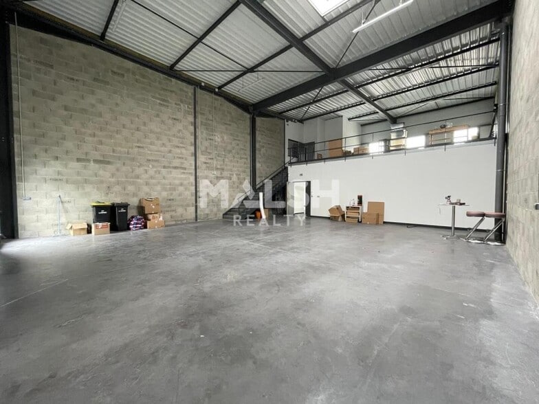 459 Rue De L'Industrie, Saint-André-de-Corcy for lease - Interior Photo - Image 3 of 12