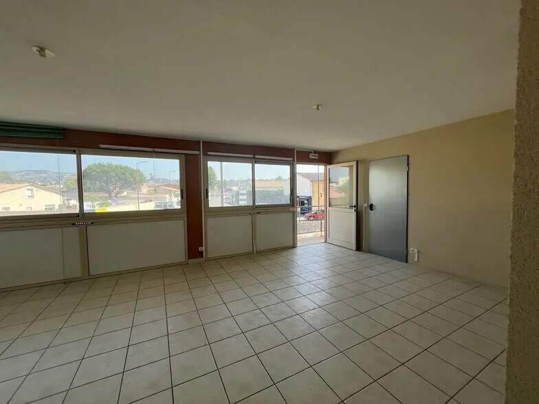 Office in Saint-Rémy-de-Provence for lease - Interior Photo - Image 2 of 6