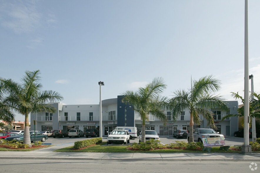 3825 W 16th Ave, Hialeah, FL à louer - Photo du bâtiment - Image 2 de 12