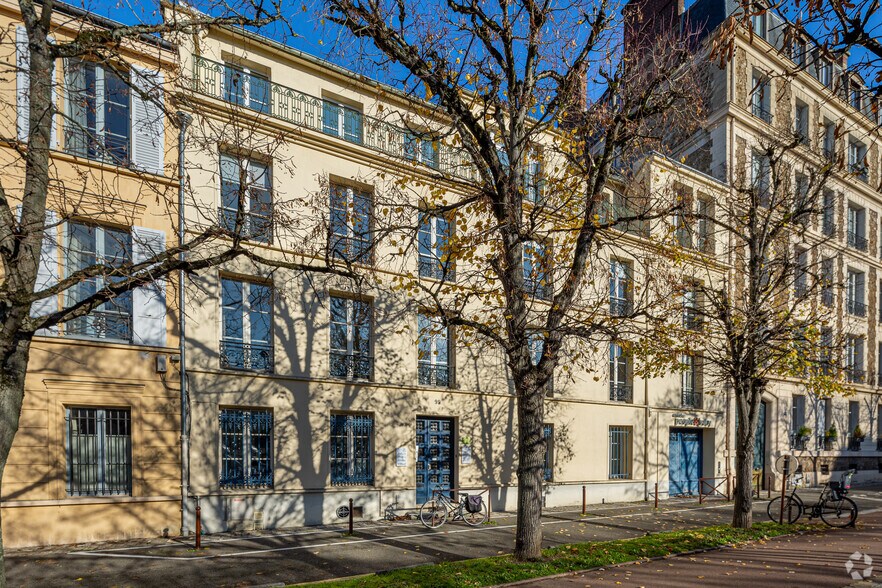 Boulevard De La Reine, Versailles à louer - Photo du bâtiment - Image 2 de 2