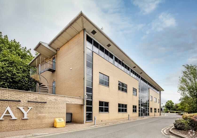 Progress Way, Manchester for lease - Primary Photo - Image 1 of 3