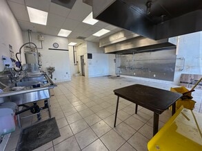 6900 Reseda Blvd, Reseda, CA for lease Interior Photo- Image 2 of 5