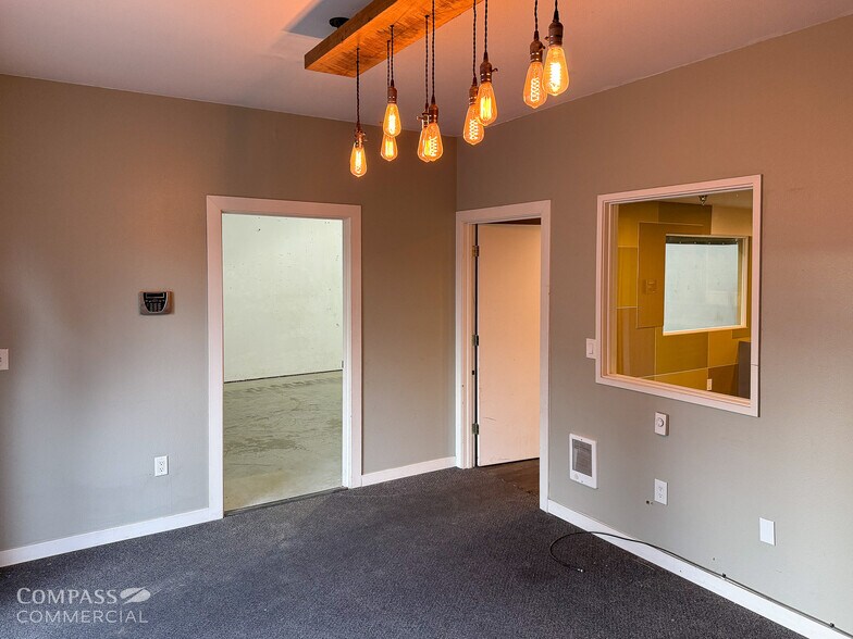2525 NE Twin Knolls Dr, Bend, OR à louer - Photo du bâtiment - Image 3 de 6