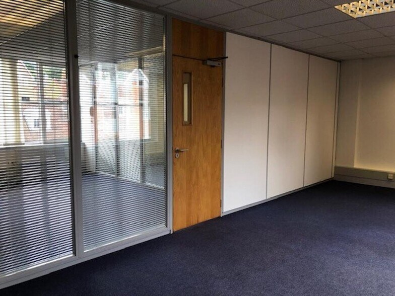 195-205 High St, Guildford à louer - Photo du bâtiment - Image 3 de 4