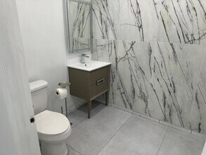 8111-8113 NW 54th St, Miami, FL à louer Photo intérieure- Image 1 de 8
