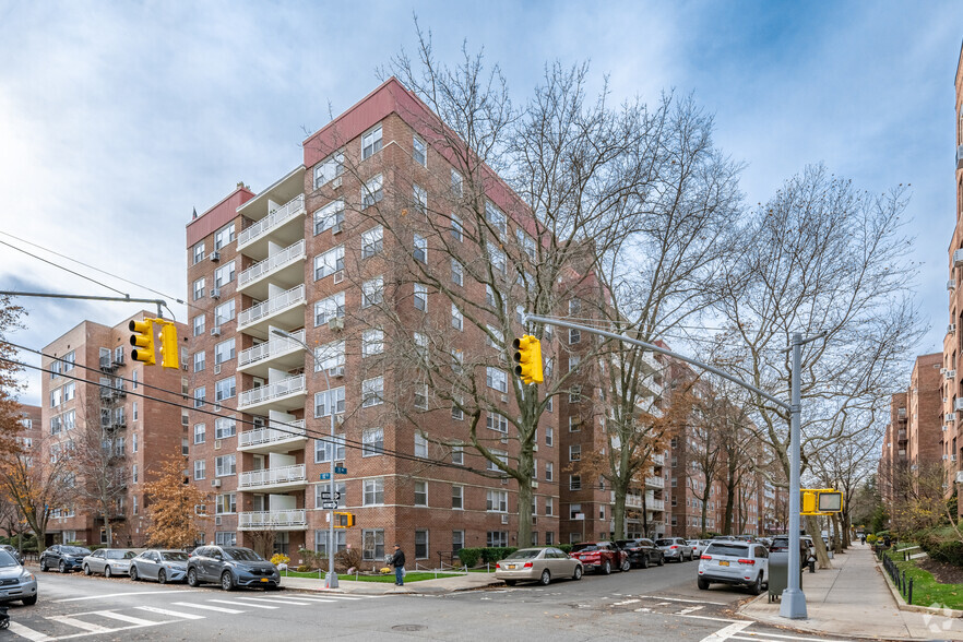 11050 71st Rd, Forest Hills, NY à vendre - Photo principale - Image 1 de 18