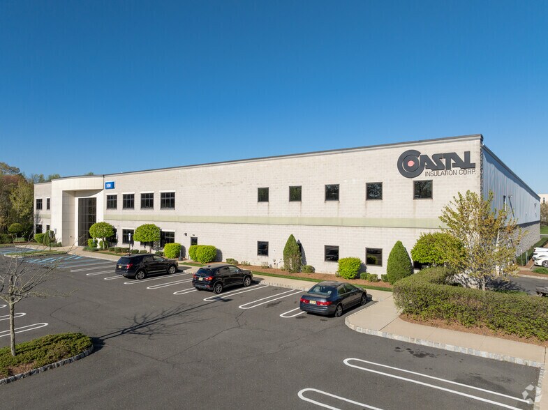 100 Lake Dr, East Windsor, NJ à louer - Photo du bâtiment - Image 3 de 6