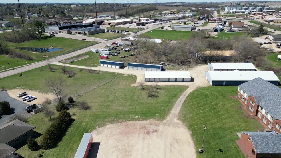 1300 N Johns St, Dodgeville, WI à vendre - Vidéo aérienne - Image 2 de 7