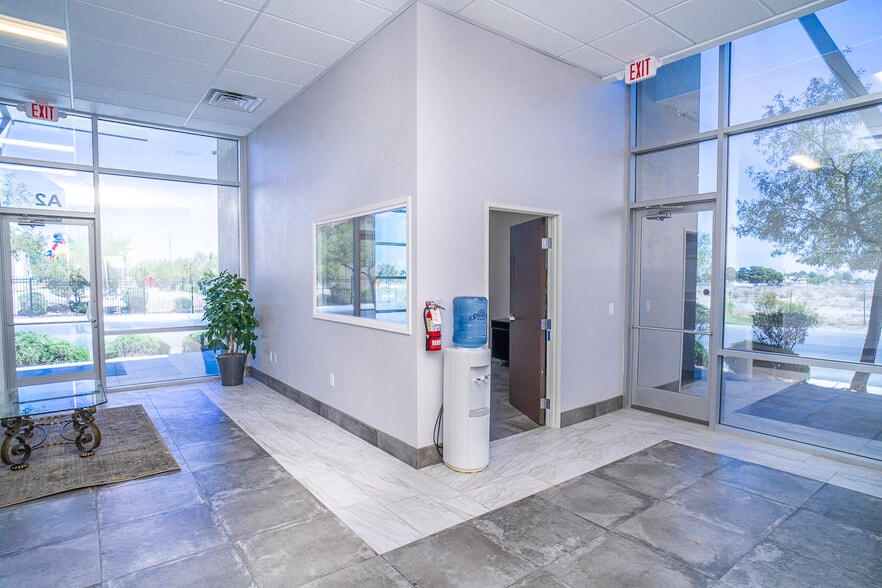 6807 Ponderosa Way, Las Vegas, NV for lease - Interior Photo - Image 3 of 21