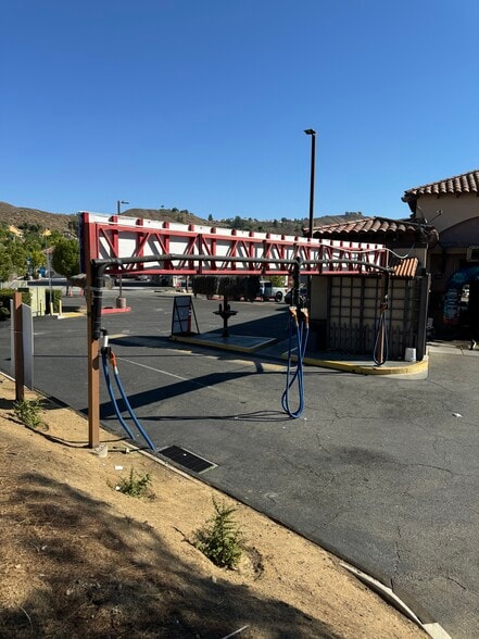 31585 Canyon Estates Dr, Lake Elsinore, CA à vendre - Photo du bâtiment - Image 3 de 11