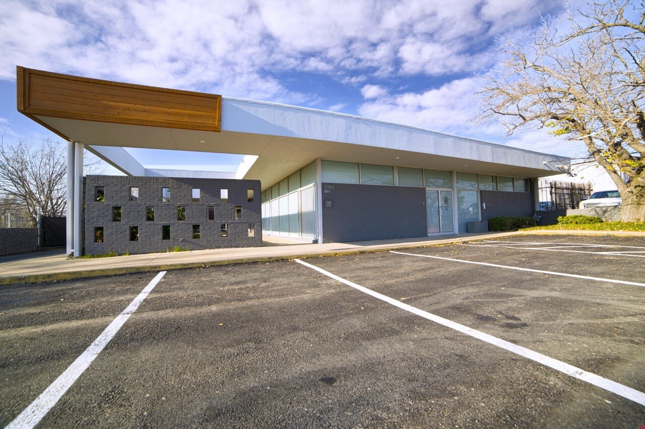 2043 Empire Central Dr, Dallas, TX à louer Photo du bâtiment- Image 1 de 10