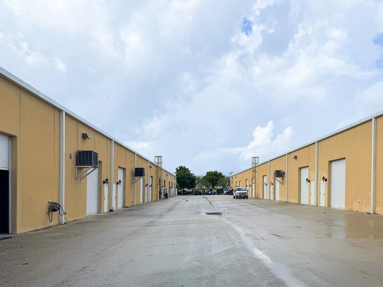 660 NW Enterprise Dr, Port Saint Lucie, FL for lease - Building Photo - Image 3 of 8