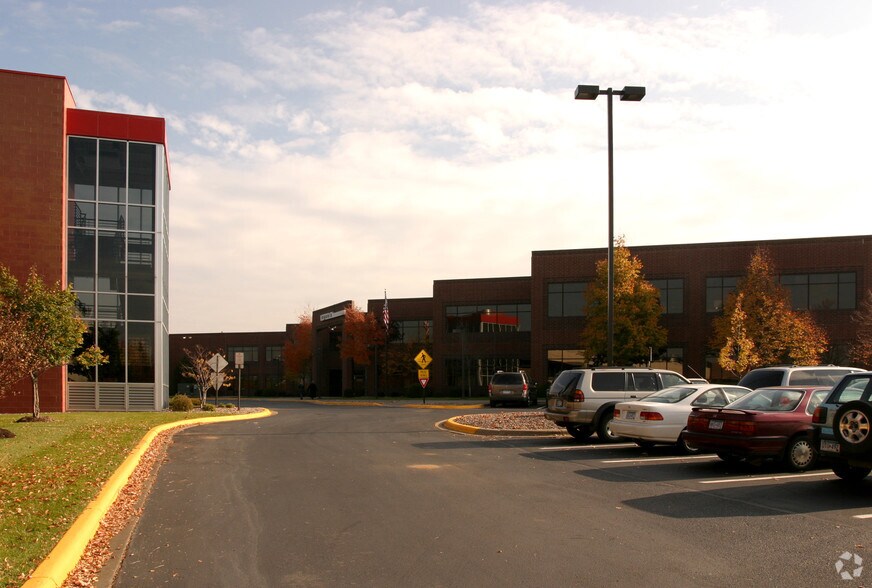 12125 Technology Dr, Eden Prairie, MN à louer - Photo du bâtiment - Image 3 de 4