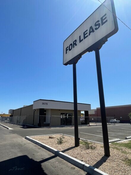 3575 W Northern Ave, Phoenix, AZ à louer - Photo du bâtiment - Image 1 de 8