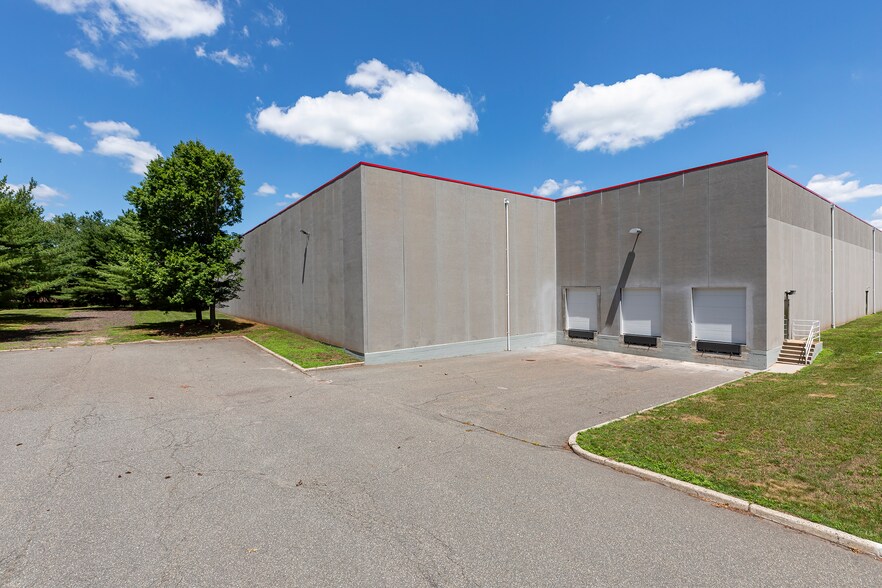 35 Commerce Dr, Somerset, NJ à louer - Photo du bâtiment - Image 1 de 2