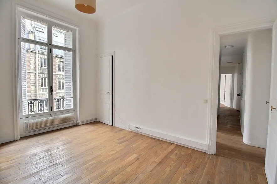 Office in Paris for lease - Interior Photo - Image 1 of 8