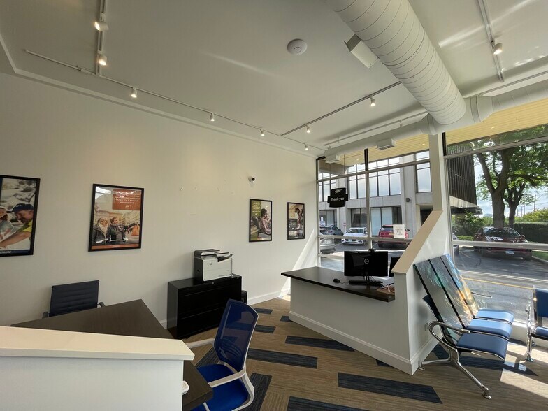 2434 E Dempster St, Des Plaines, IL à louer - Photo intérieure - Image 3 de 8