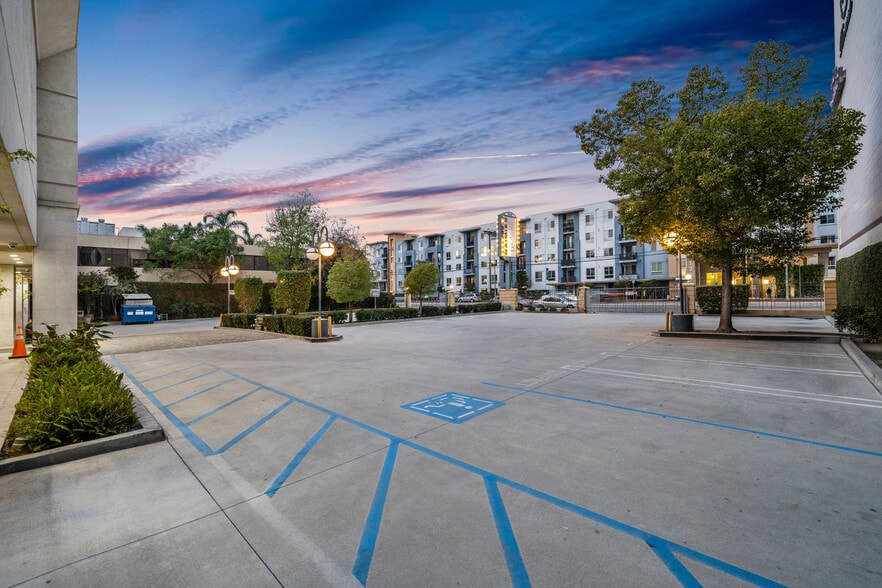 12640 Riverside Dr, Valley Village, CA for sale - Building Photo - Image 3 of 27