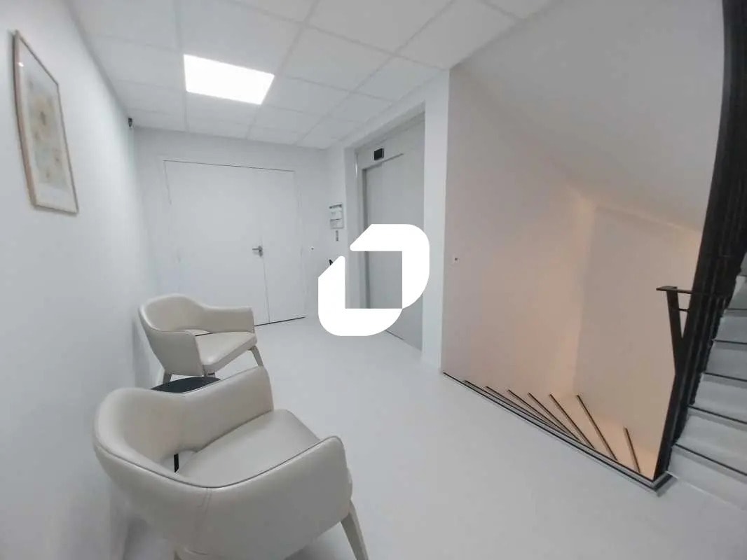 Office in Maurepas for lease Interior Photo- Image 1 of 12