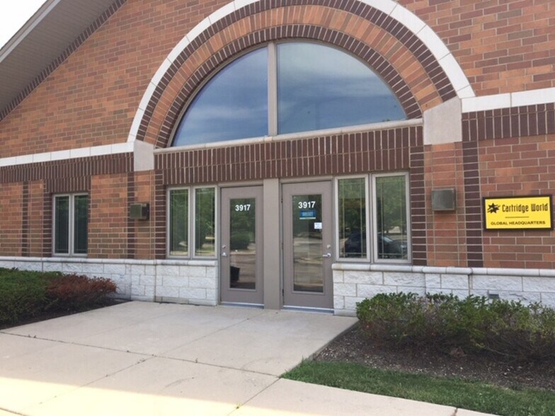 3923 Mercy Dr, McHenry, IL à louer - Photo du bâtiment - Image 2 de 8