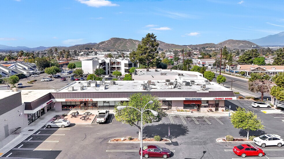 22409-22499 Barton Rd, Grand Terrace, CA à louer - Photo du bâtiment - Image 2 de 53