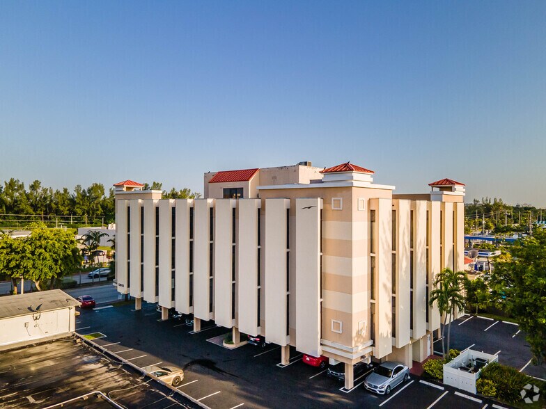 12955 Biscayne Blvd, North Miami, FL à louer - Photo du bâtiment - Image 2 de 12