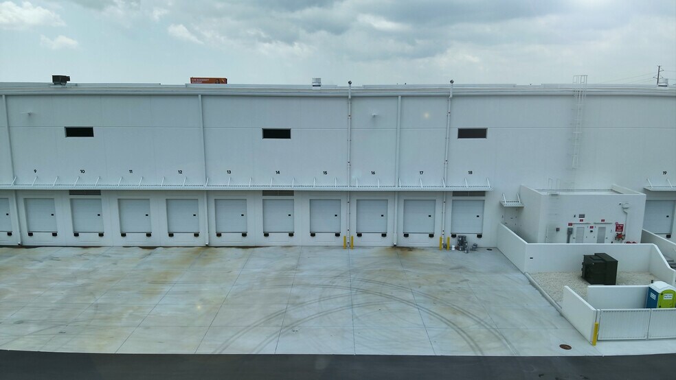 7400 NW 79th Ave, Medley, FL à louer - Photo du bâtiment - Image 3 de 14