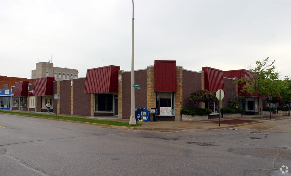 878-880 Jefferson St, Muskegon, MI for lease - Building Photo - Image 2 of 4