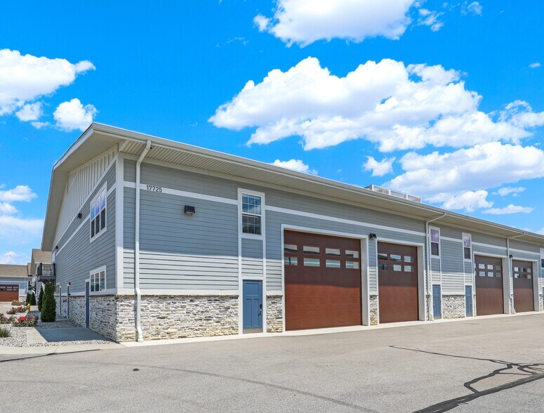 17725 Motor District Cir, Carmel, IN à vendre - Photo du bâtiment - Image 3 de 44