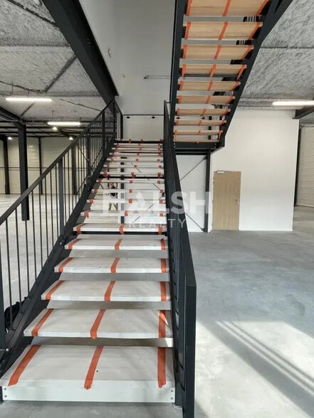 Flex in Corbas for lease - Building Photo - Image 3 of 18