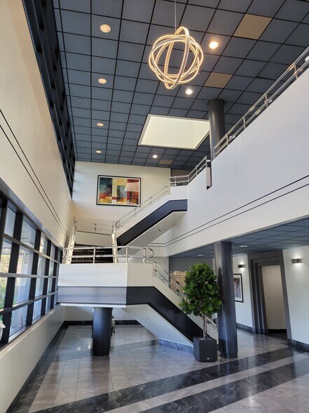 5716 Corsa Ave, Westlake Village, CA à louer - Photo du bâtiment - Image 3 de 13