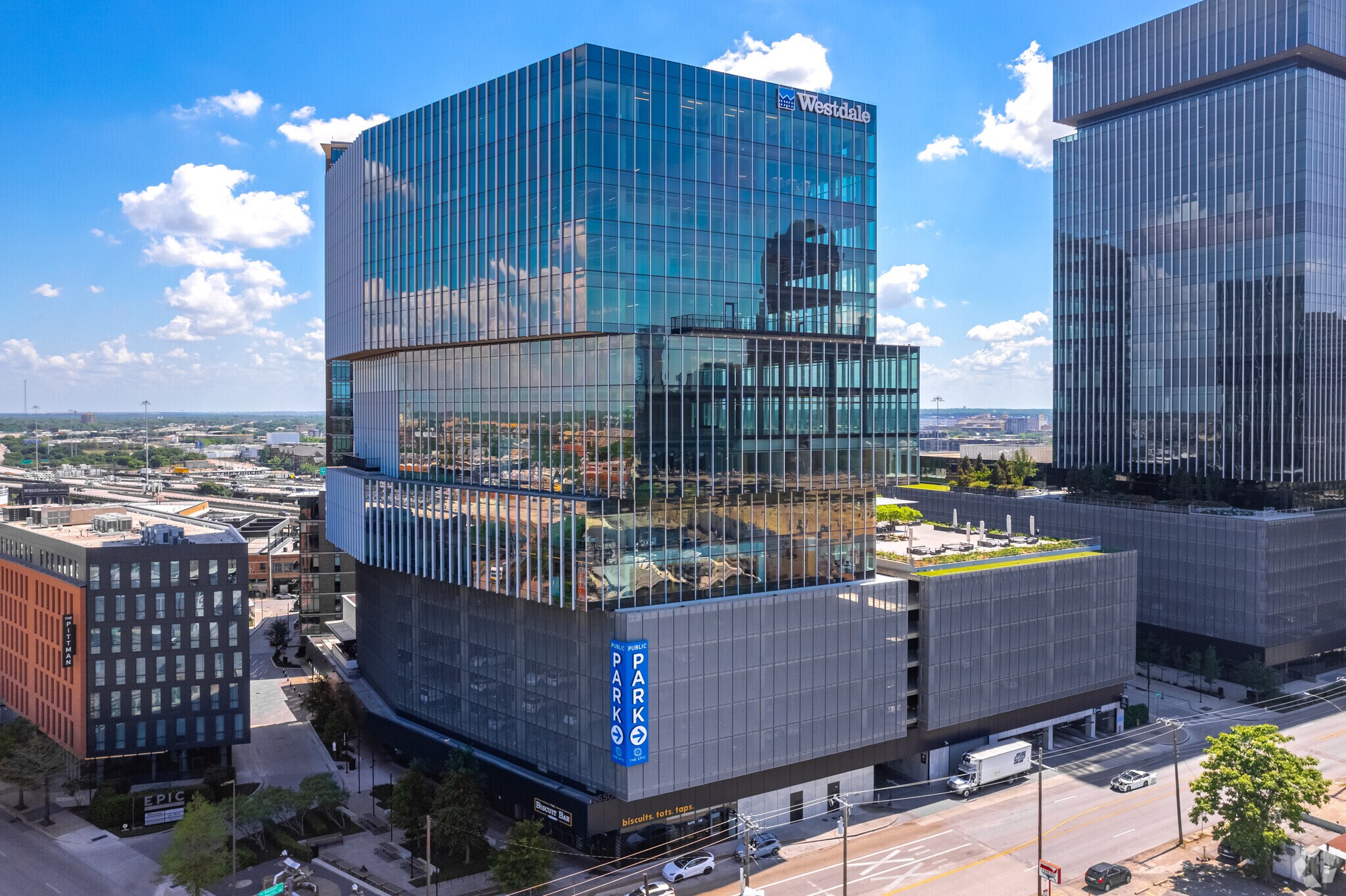 2550 Pacific Ave, Dallas, TX à louer Photo du bâtiment- Image 1 de 37