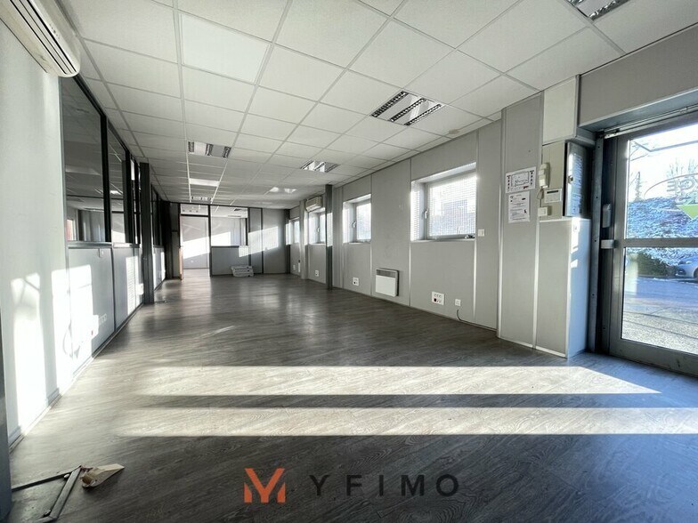 Flex in Mantes-la-Jolie for lease - Interior Photo - Image 2 of 7