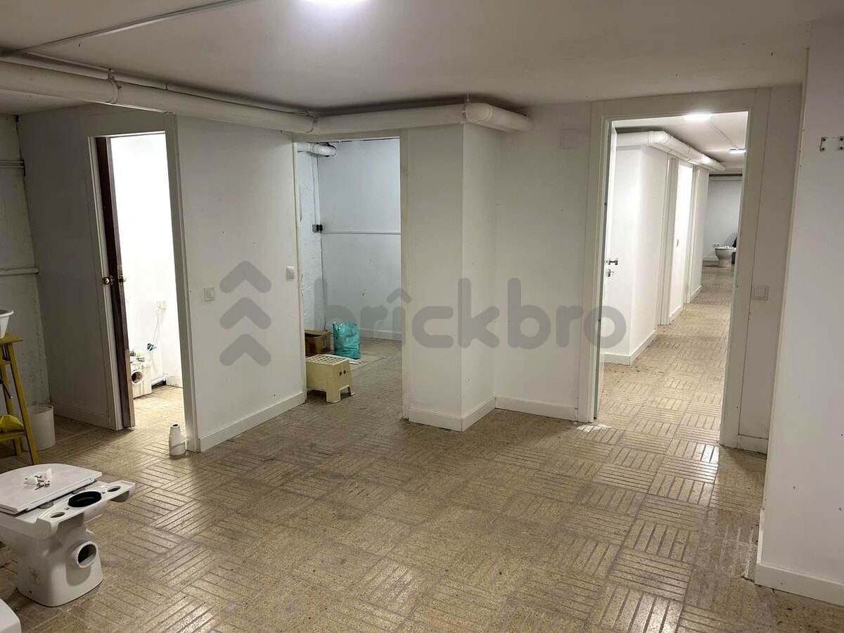 Barcelona, BAR 08027 - Unit - -  - Interior Photo - Image 2 of 33
