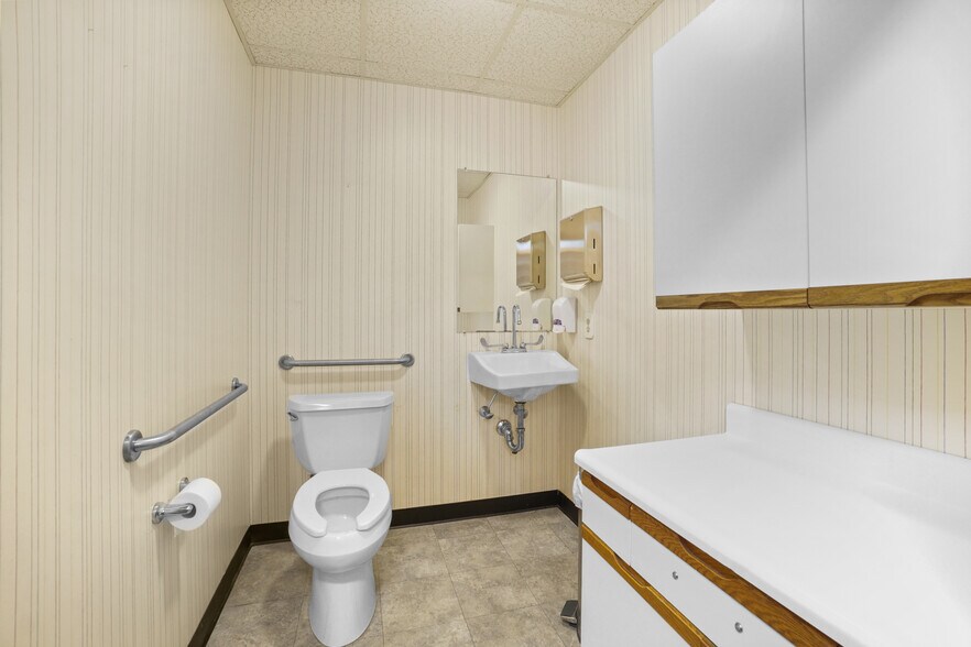 725 Reservoir Ave, Cranston, RI à vendre - Photo intérieure - Image 2 de 7