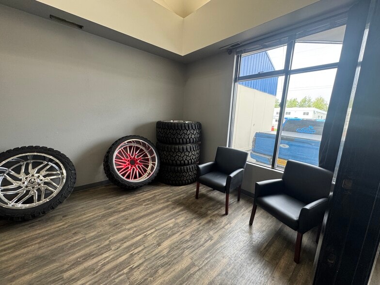 7439 Old Seward Hwy, Anchorage, AK for lease - Primary Photo - Image 2 of 22