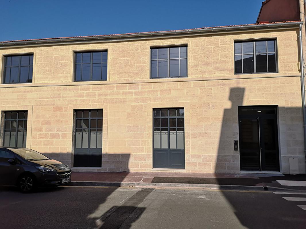 Office in Le Bouscat for lease Building Photo- Image 1 of 10
